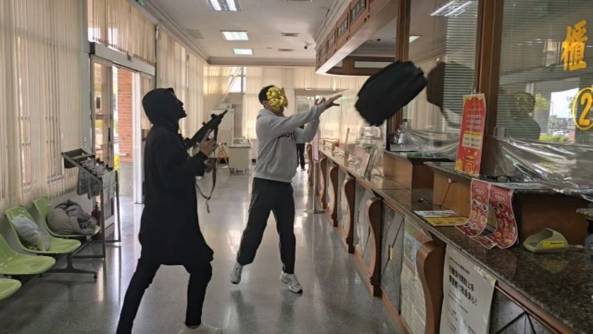 清水警防搶演練魷魚BOSS登場 中途小插曲發生忍笑演完 清水警防搶演練魷魚BOSS登場 中途小插曲發生忍笑演完