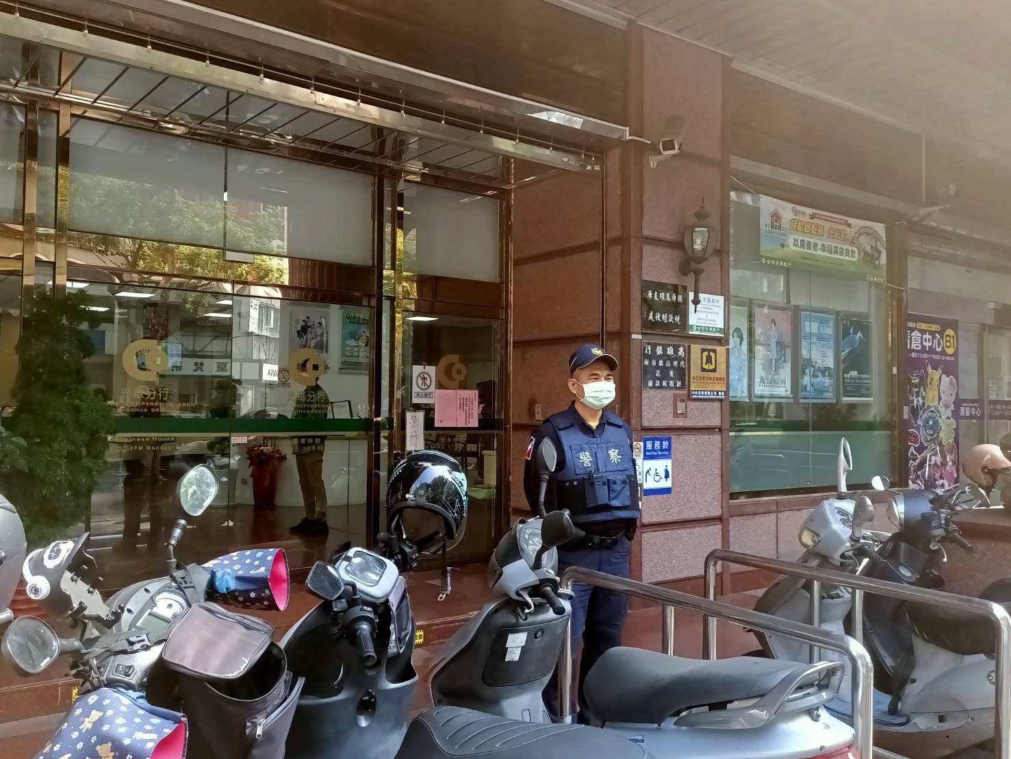 高市保大警春節前加強巡邏金融機構守護民眾財產安全 高市保大警春節前加強巡邏金融機構守護民眾財產安全