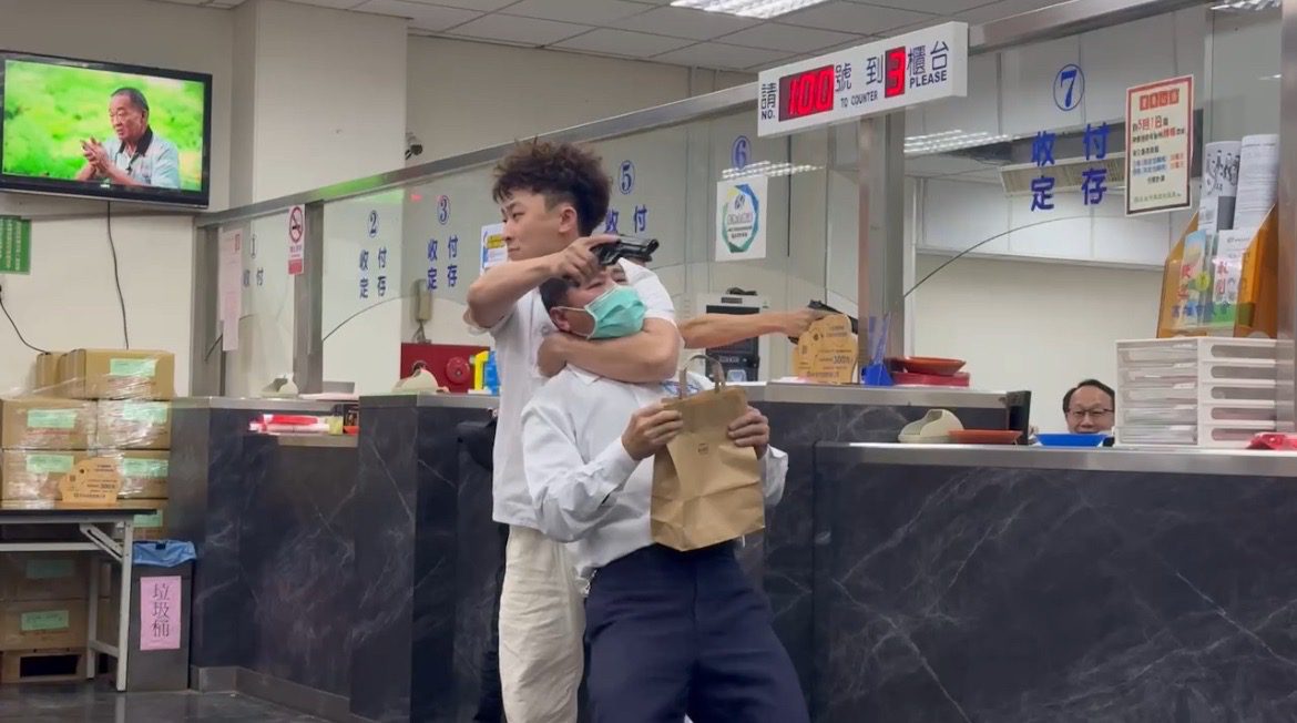 三民一分局防搶演練《黑白大廚》主題引民眾圍觀 三民一分局防搶演練《黑白大廚》主題引民眾圍觀