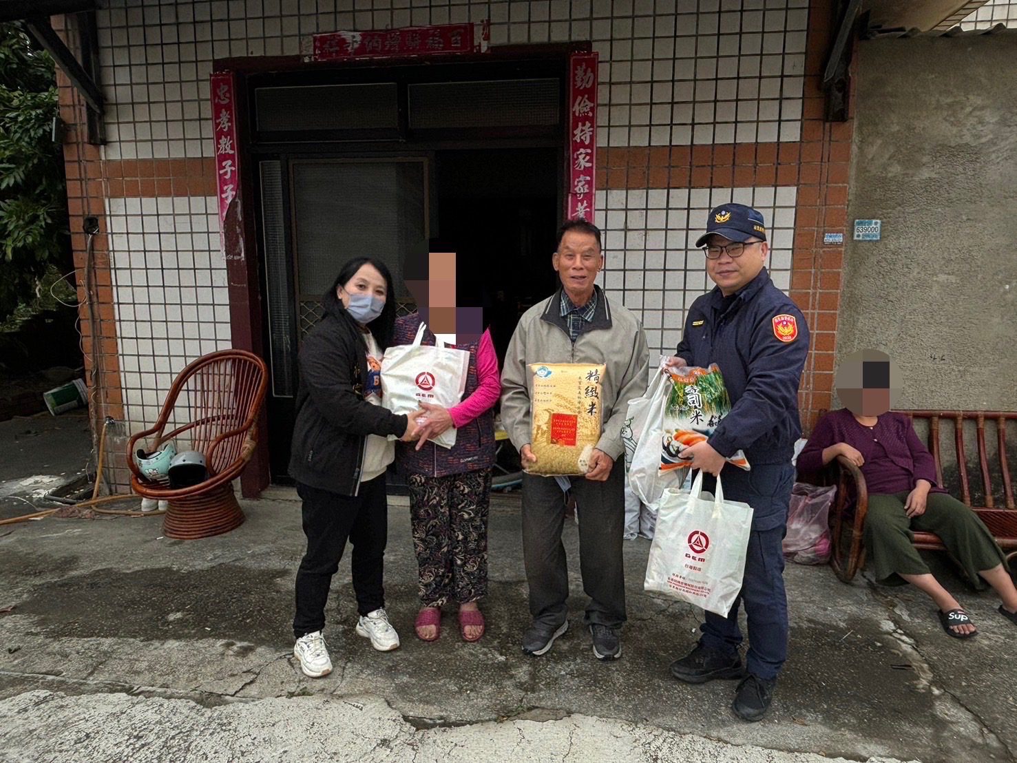 竹南警與鎮民代表寒冬送暖 竹南警與鎮民代表寒冬送暖