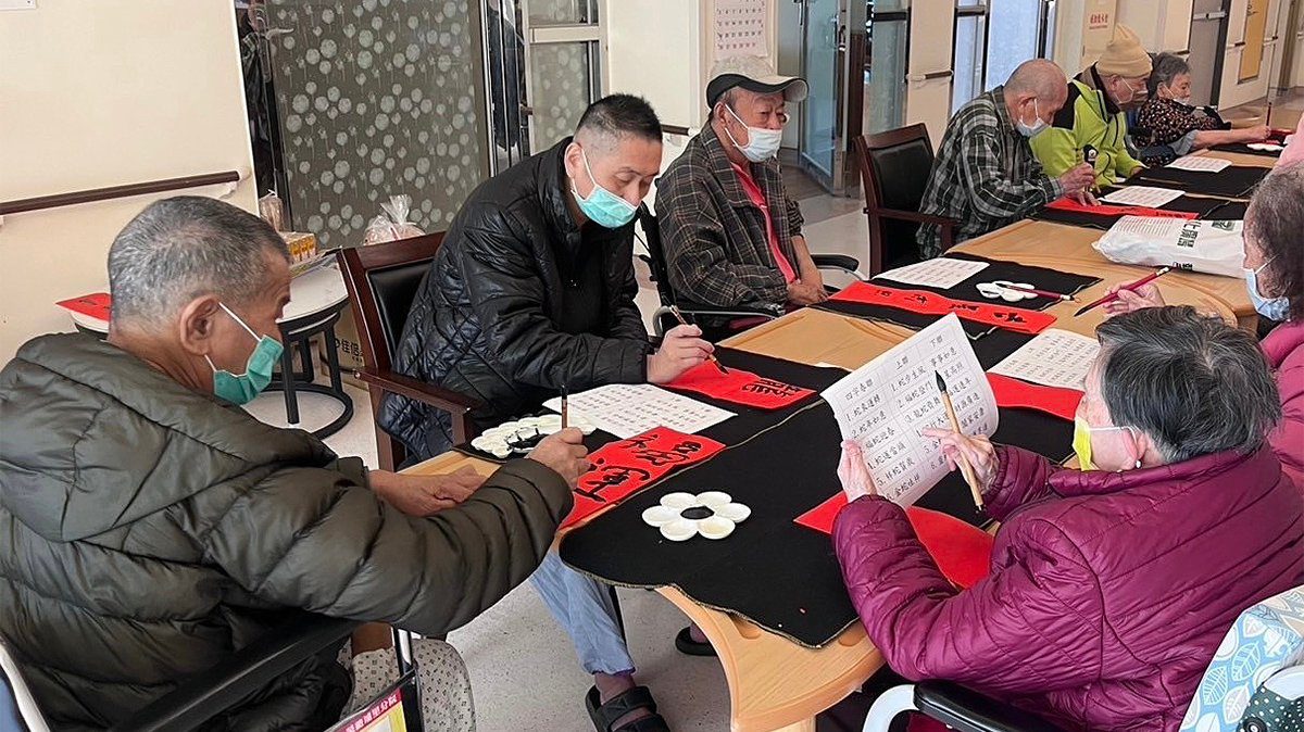 埔榮養樂居 與住民製春聯共享年節溫情圍爐