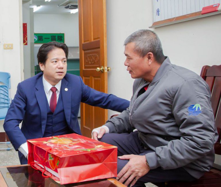 邱臣遠代理市長春節前夕慰勉清潔隊員辛勞　致贈紅包感謝維護市容環境