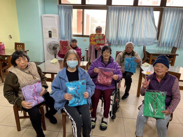 慶福基金會寒冬贈暖衣　溫暖新竹榮家長輩的心