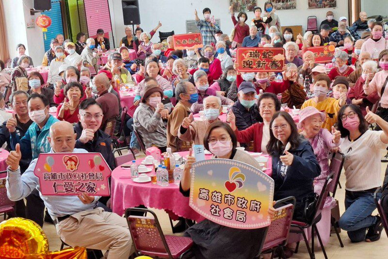 瑞蛇迎春慶新年 仁家長輩溫馨圍爐齊歡聚 瑞蛇迎春慶新年 仁家長輩溫馨圍爐齊歡聚