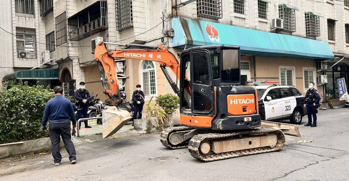 中壢警分局為守護市容整潔 執行整理清除道路障礙 中壢警分局為守護市容整潔 執行整理清除道路障礙