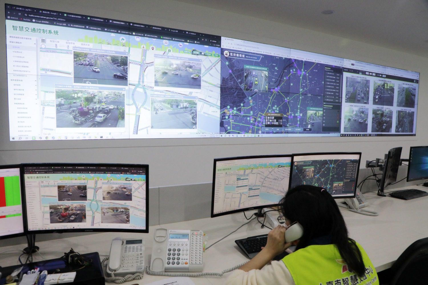 臺南春節交通疏導總動員 黃偉哲視察智慧交通中心 臺南春節交通疏導總動員 黃偉哲視察智慧交通中心