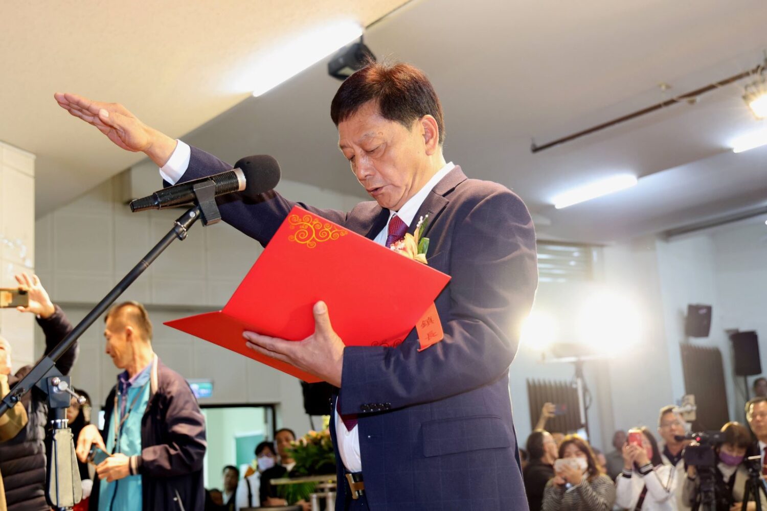 草屯鎮長就職 簡賜勝允1年交施政成績 草屯鎮長就職 簡賜勝允1年交施政成績