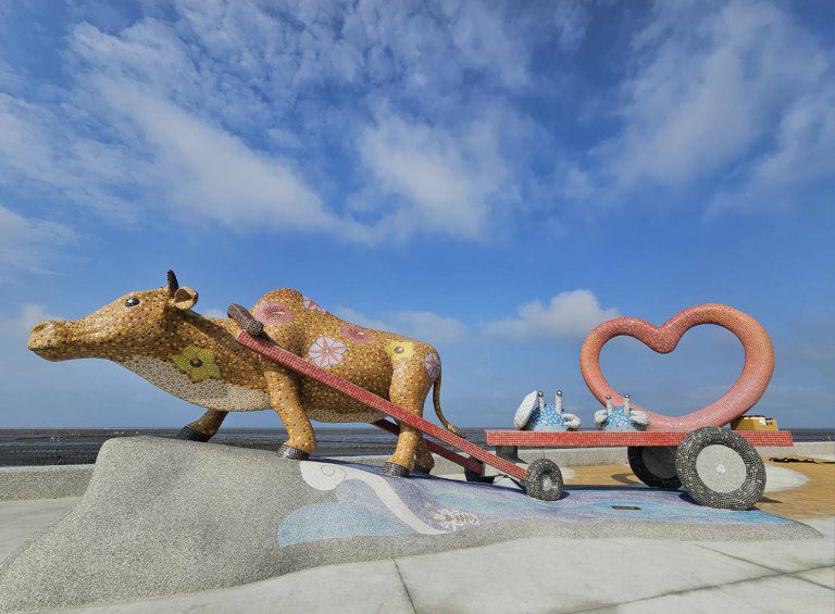 蛇麼!王功海堤有座新地標? 《海牛娶親》是公共藝術結合在地文化的大亮點 蛇麼!王功海堤有座新地標? 《海牛娶親》是公共藝術結合在地文化的大亮點