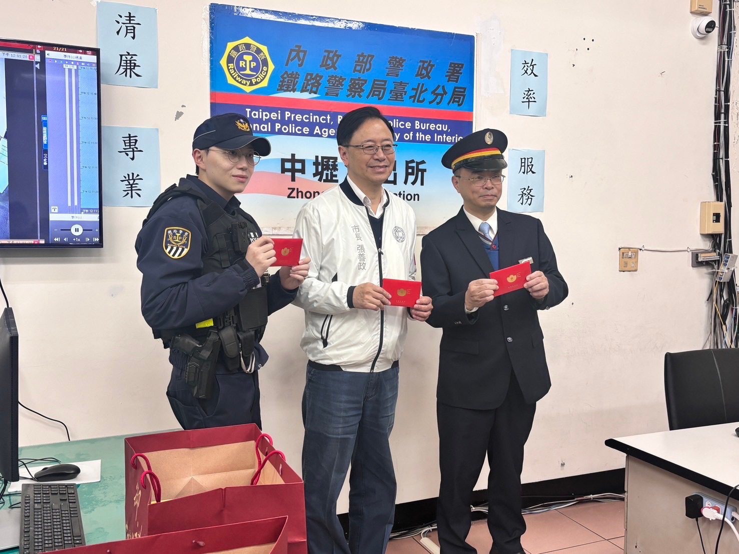 張善政發福袋慰問值勤人員 感謝春節堅守崗位 張善政發福袋慰問值勤人員 感謝春節堅守崗位