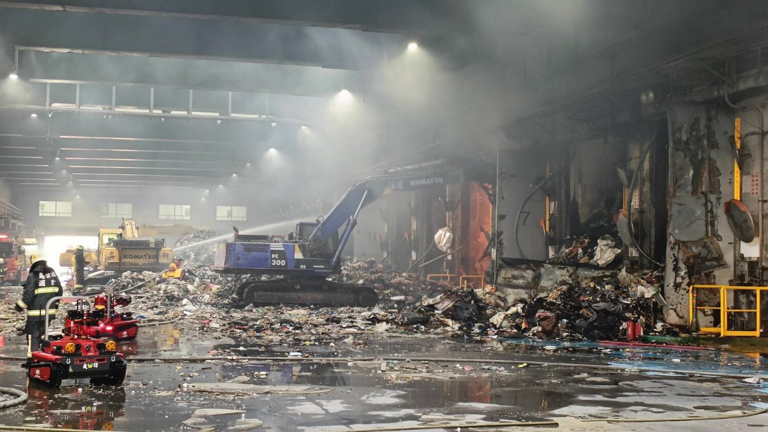 33消防車81人徹夜奮戰 高雄資收廠火警終獲控制 33消防車81人徹夜奮戰 高雄資收廠火警終獲控制