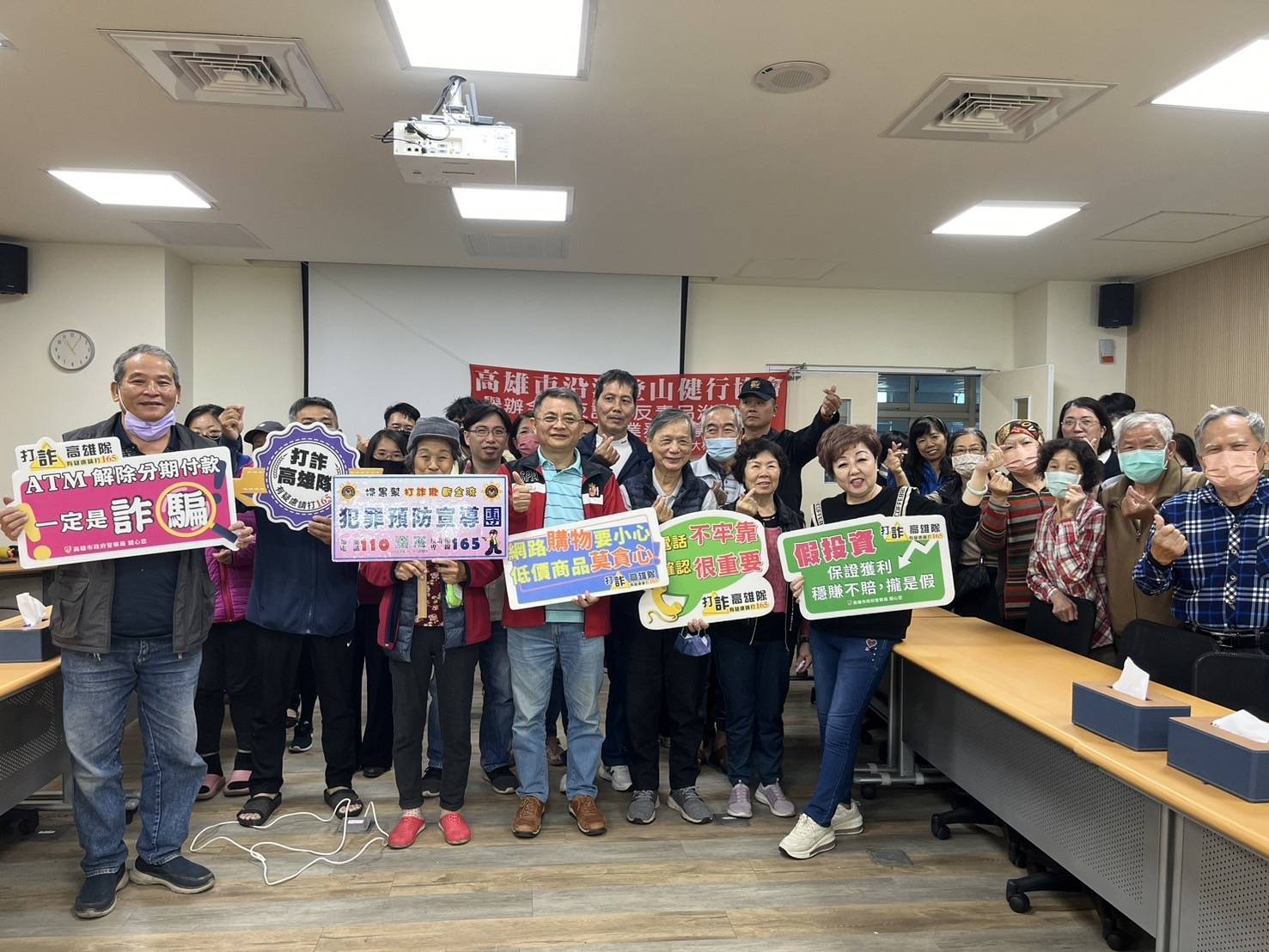 小港警分局長年前宣導「一聽、二掛、三查證」反詐不斷電 小港警分局長年前宣導「一聽、二掛、三查證」反詐不斷電