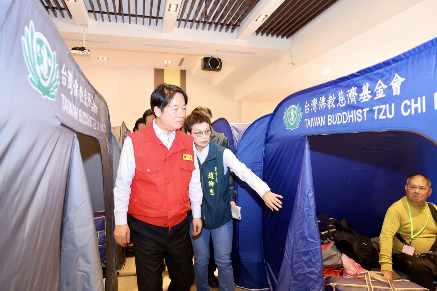 陪同賴總統視察災情、慰問災民 黃偉哲:中央、地方與民間合作災後復原 陪同賴總統視察災情、慰問災民 黃偉哲:中央、地方與民間合作災後復原