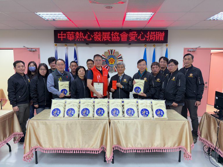 中華熱心發展協會送暖　關懷雲林縣清寒榮民眷