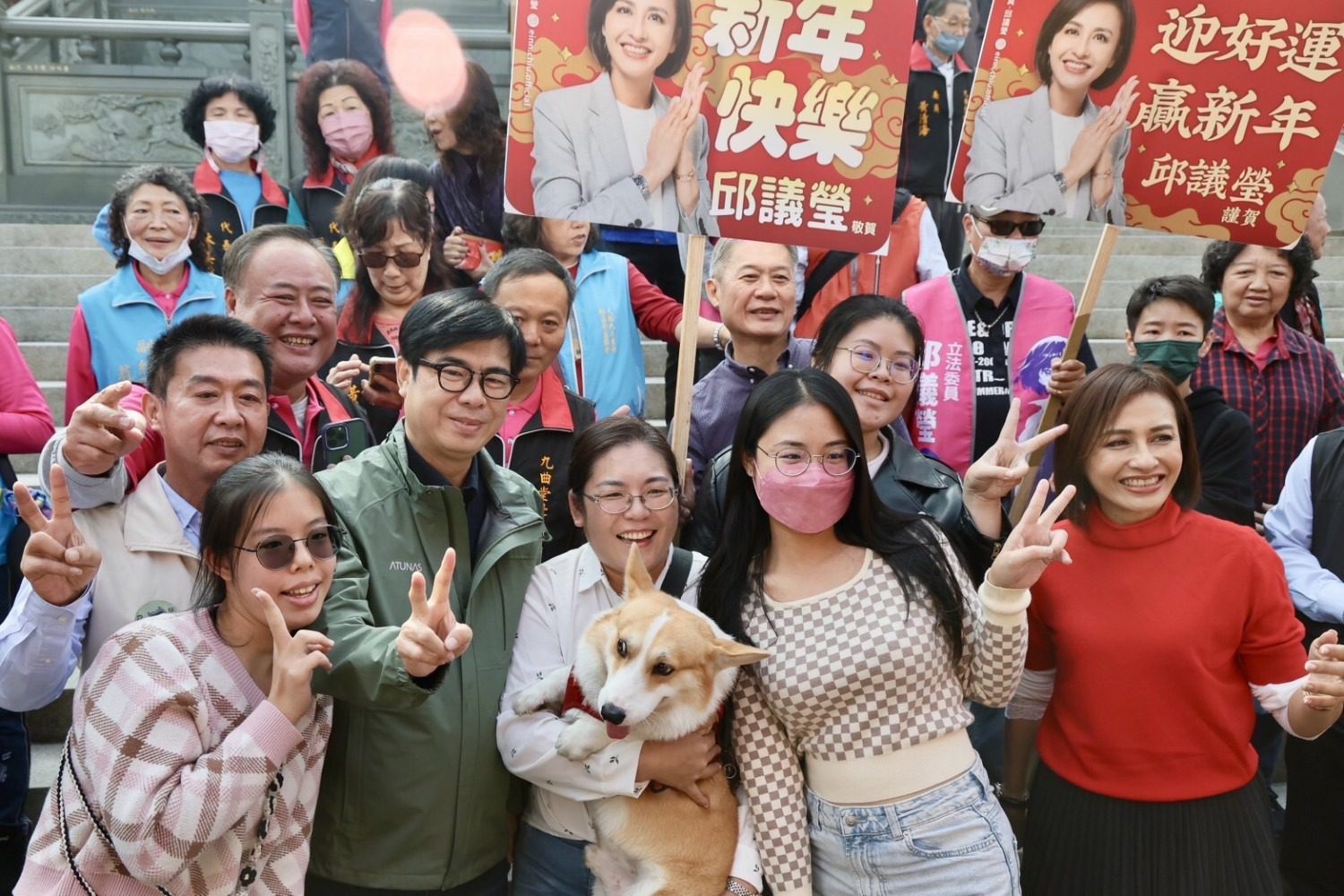 陳其邁走訪三區廟宇參香 發送「蛇來運轉」小紅包祈福 陳其邁走訪三區廟宇參香 發送「蛇來運轉」小紅包祈福