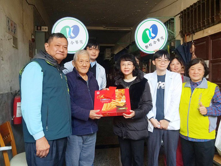 郭綜合關懷獨居長者　春節前溫馨送暖