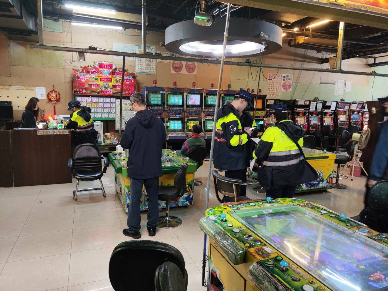 南市警局春節前「威力掃蕩」兩天查獲多起違法案件 南市警局春節前「威力掃蕩」兩天查獲多起違法案件