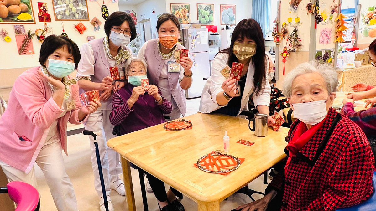 小龍年暖心迎春!臺中醫院發紅包與年菜 陪護理之家長輩幸福 小龍年暖心迎春!臺中醫院發紅包與年菜 陪護理之家長輩幸福