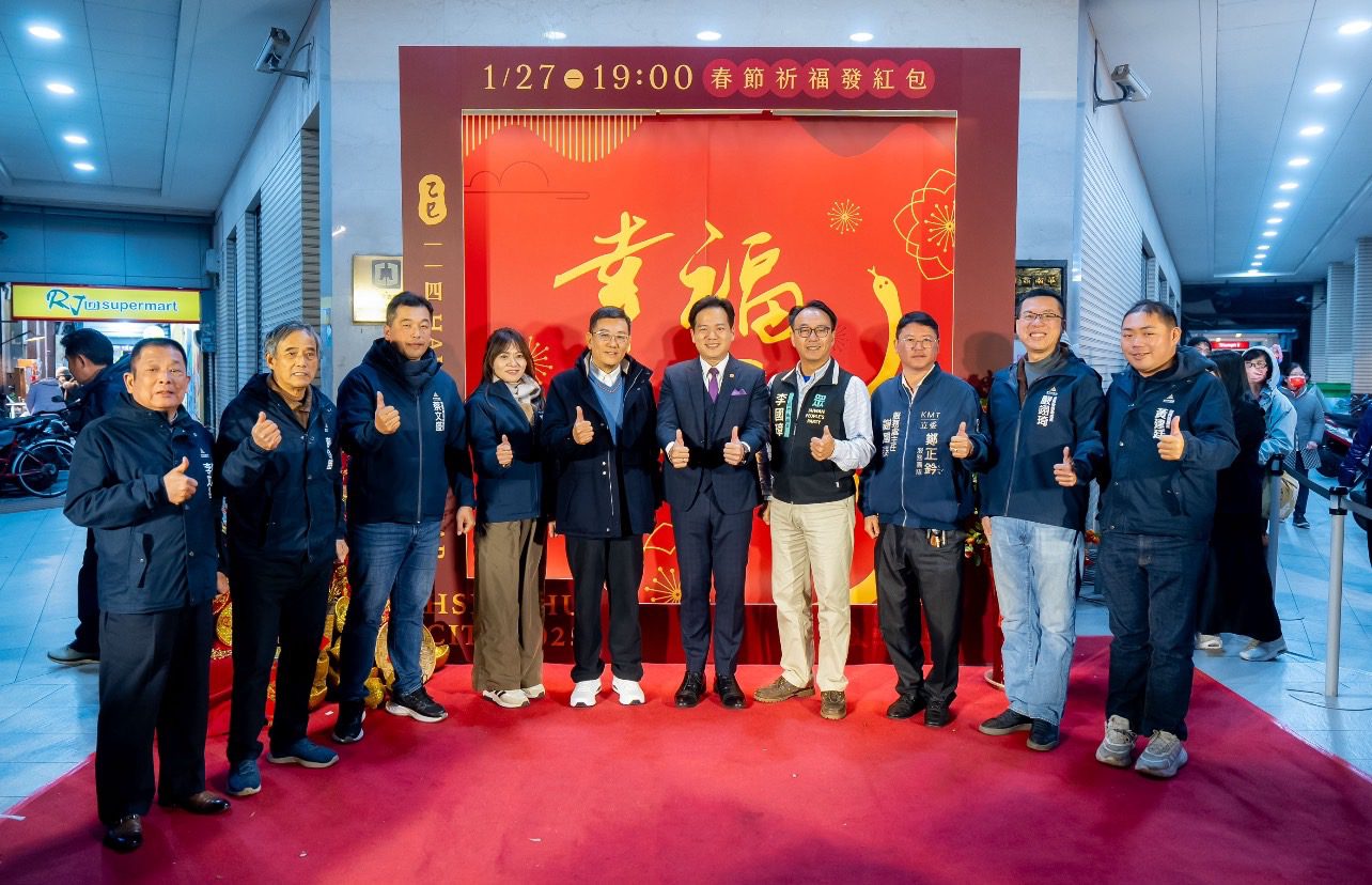 邱臣遠代理市長走訪新春市集發放開運小紅包 提前拜年祝福市民幸福安康 邱臣遠代理市長走訪新春市集發放開運小紅包 提前拜年祝福市民幸福安康