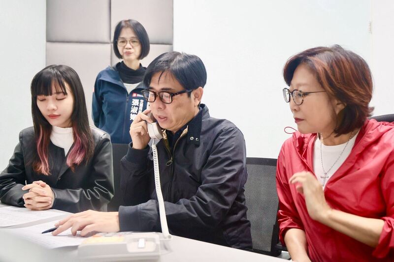 小年夜視察智慧運輸中心感謝同仁辛勞 陳其邁現場連線警廣 提醒用路人掌握即時路況 小年夜視察智慧運輸中心感謝同仁辛勞 陳其邁現場連線警廣 提醒用路人掌握即時路況