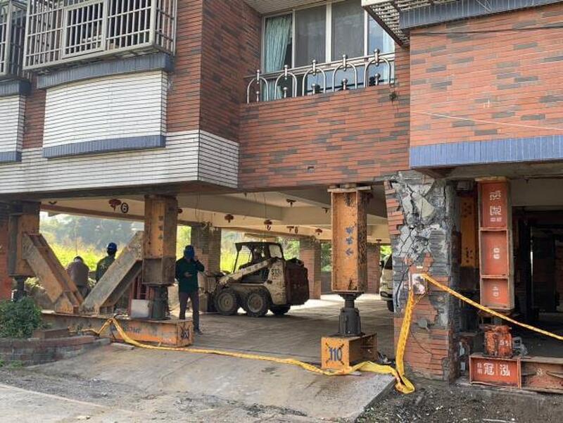 臺南地震頻繁 過年期間清潔隊持續協助清運災後廢棄物 臺南地震頻繁 過年期間清潔隊持續協助清運災後廢棄物