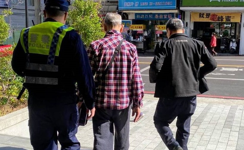 老翁寒風中迷途 蘆竹熱心警民助返家 老翁寒風中迷途 蘆竹熱心警民助返家