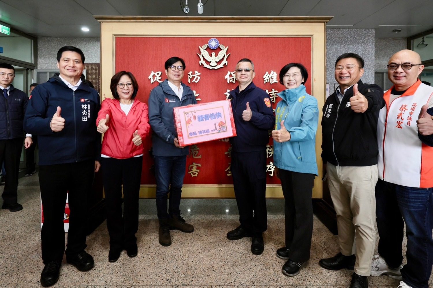 陳其邁除夕慰問清潔隊與員警 致贈水果與開運紅包表謝意 陳其邁除夕慰問清潔隊與員警 致贈水果與開運紅包表謝意