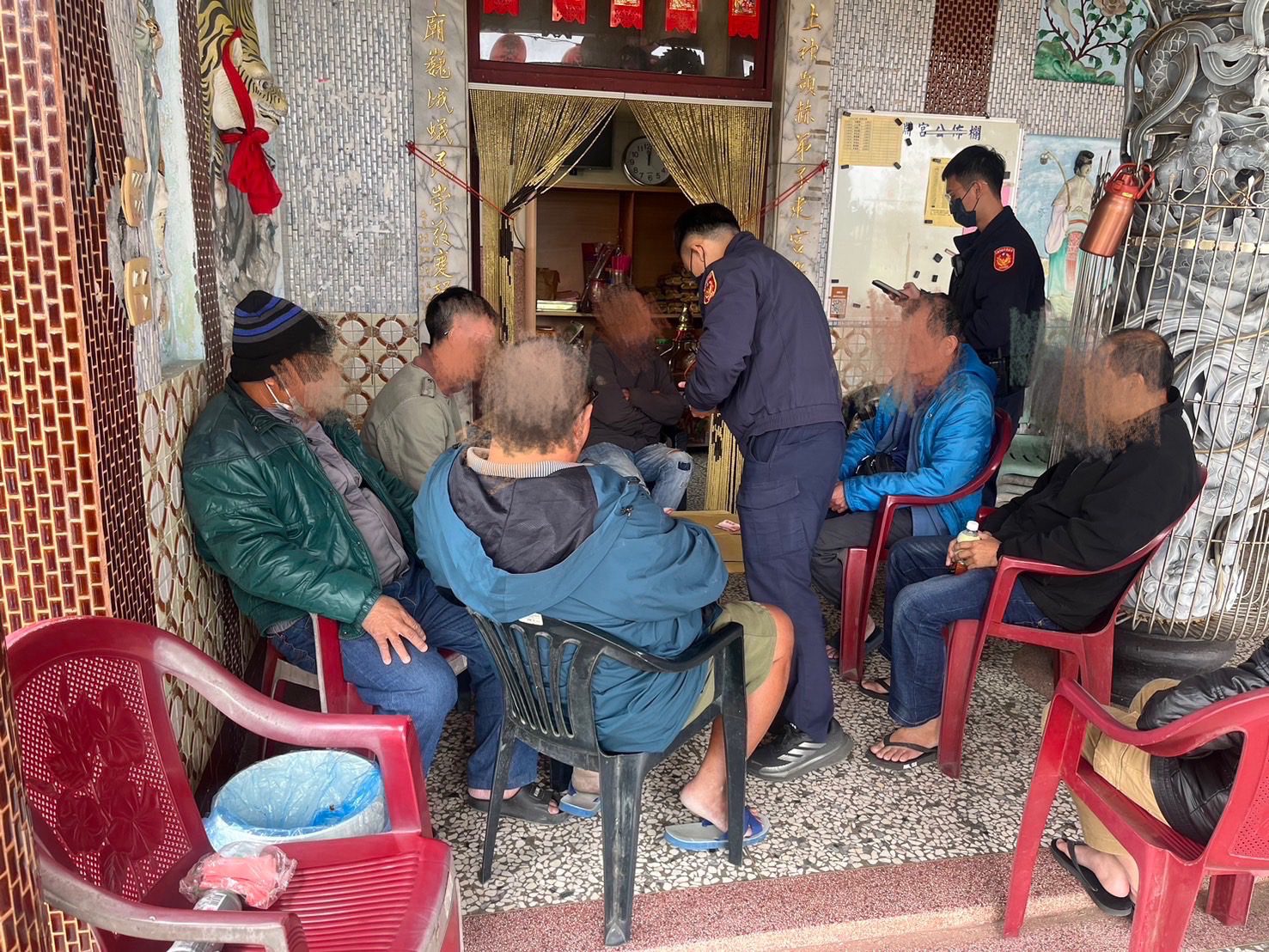 岡山分局查獲神明前公然聚賭 5男臨時起意聚賭遭法辦 岡山分局查獲神明前公然聚賭 5男臨時起意聚賭遭法辦