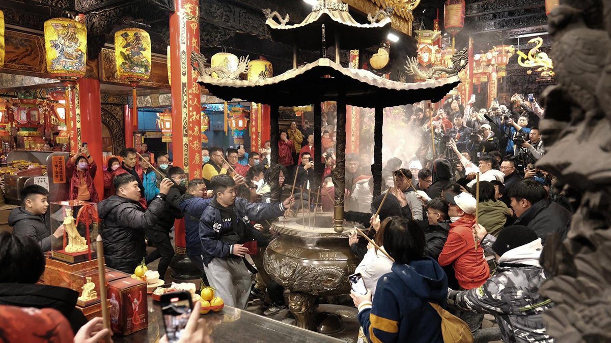 大甲鎮瀾宮乙巳蛇年新春開廟門搶頭香 信眾齊聚祈福迎祥