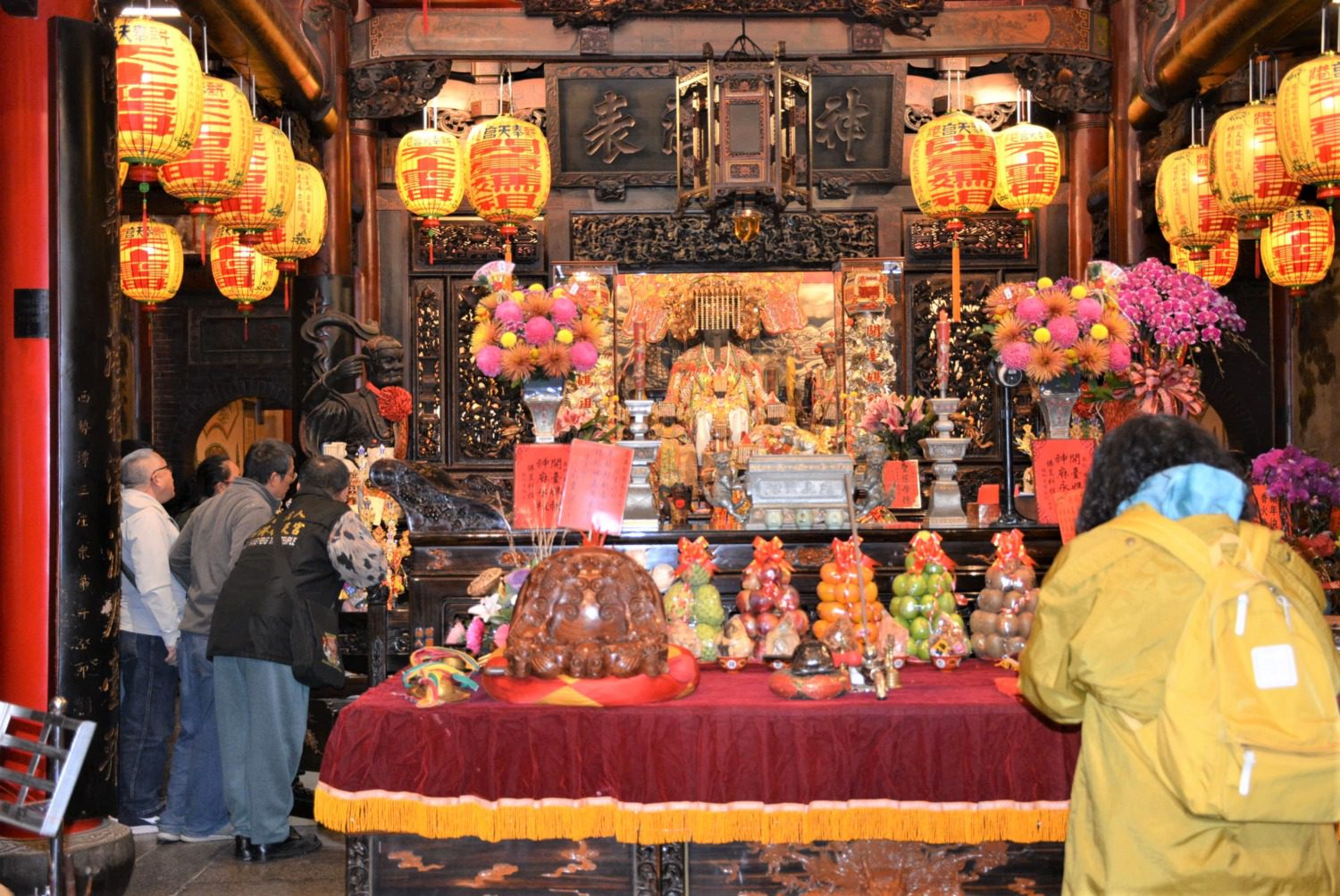 開廟門、搶頭香競逐激烈　楊信旗旗開得勝