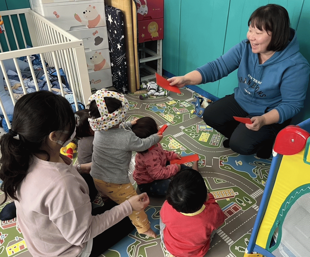 高雄安置囝仔過好年 穿新衣、戴新帽 除舊布新喜迎金蛇年