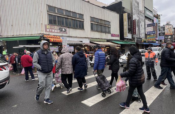 中壢傳統市場買年貨人多　警方義交週邊道路忙疏導