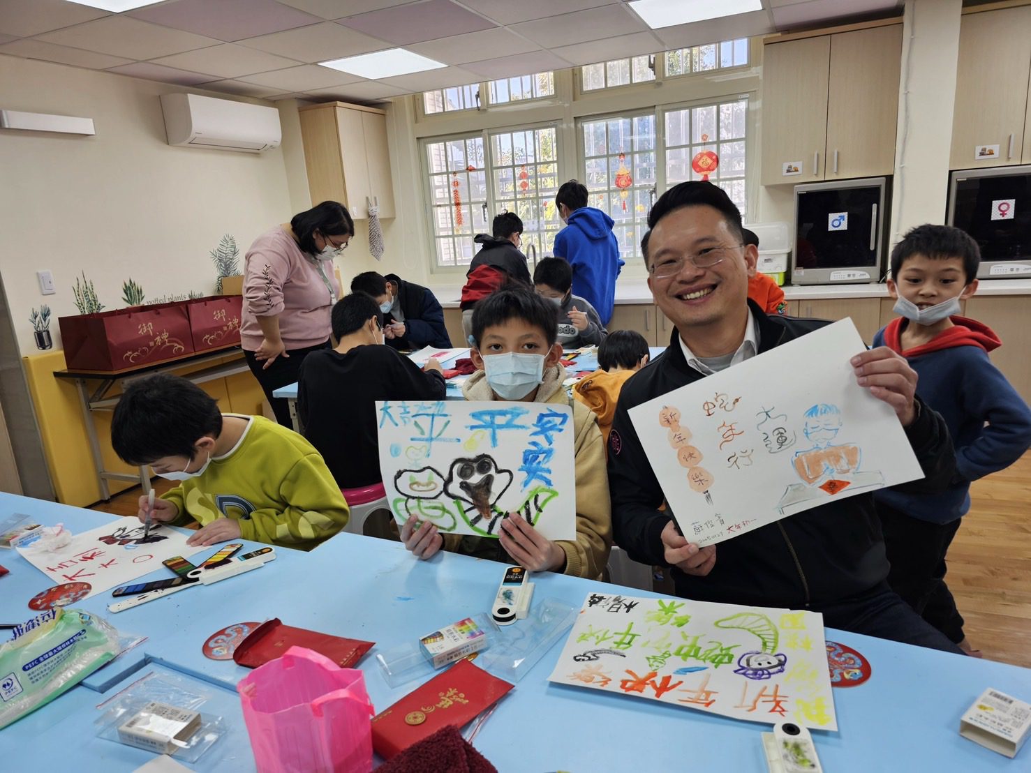 溫暖過新年!蘇俊賓送另類「紅包」陪伴安置兒少 溫暖過新年!蘇俊賓送另類「紅包」陪伴安置兒少