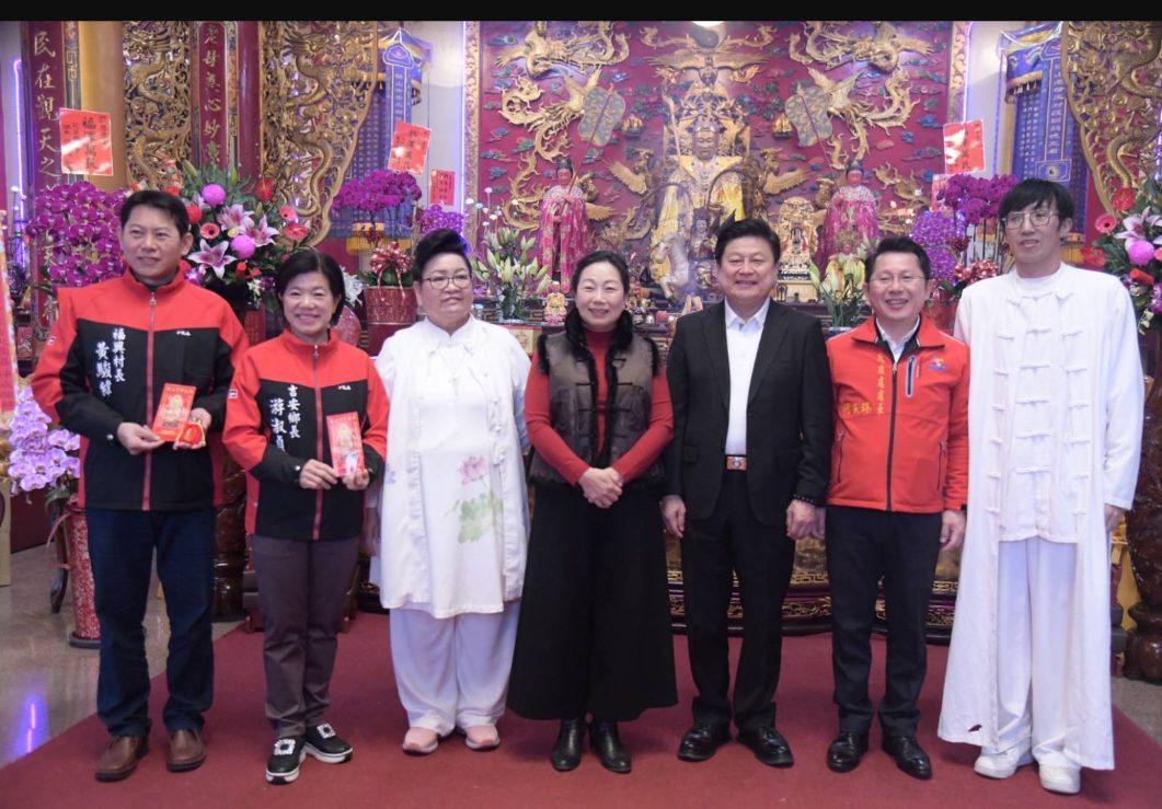 花蓮縣長徐榛蔚大年初一前往宮廟參拜祈福發送春節福袋 暨慰問春安執勤人員 花蓮縣長徐榛蔚大年初一前往宮廟參拜祈福發送春節福袋 暨慰問春安執勤人員