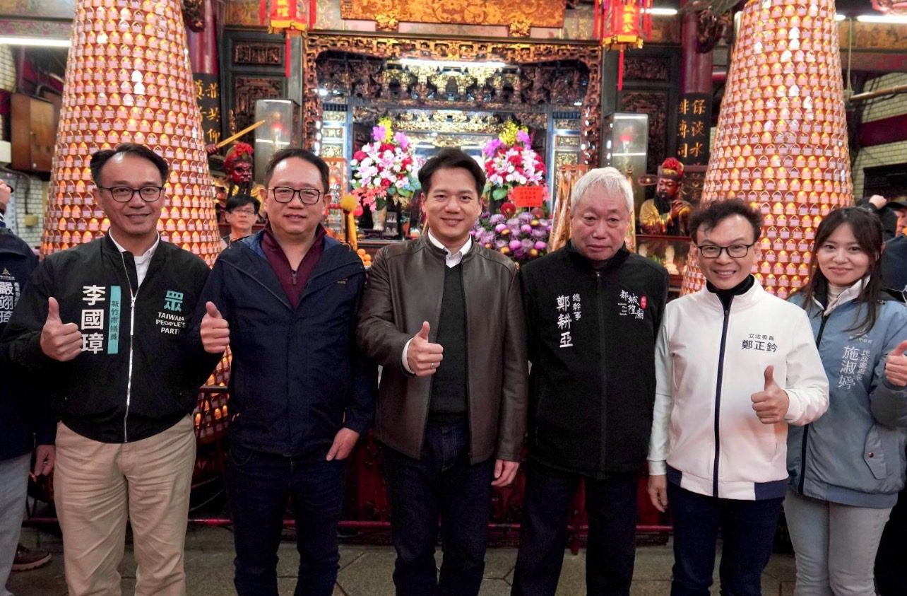 蛇年到迎新春!邱臣遠代理市長除夕夜發放開運小紅包 與市民一同參香祈福 蛇年到迎新春!邱臣遠代理市長除夕夜發放開運小紅包 與市民一同參香祈福