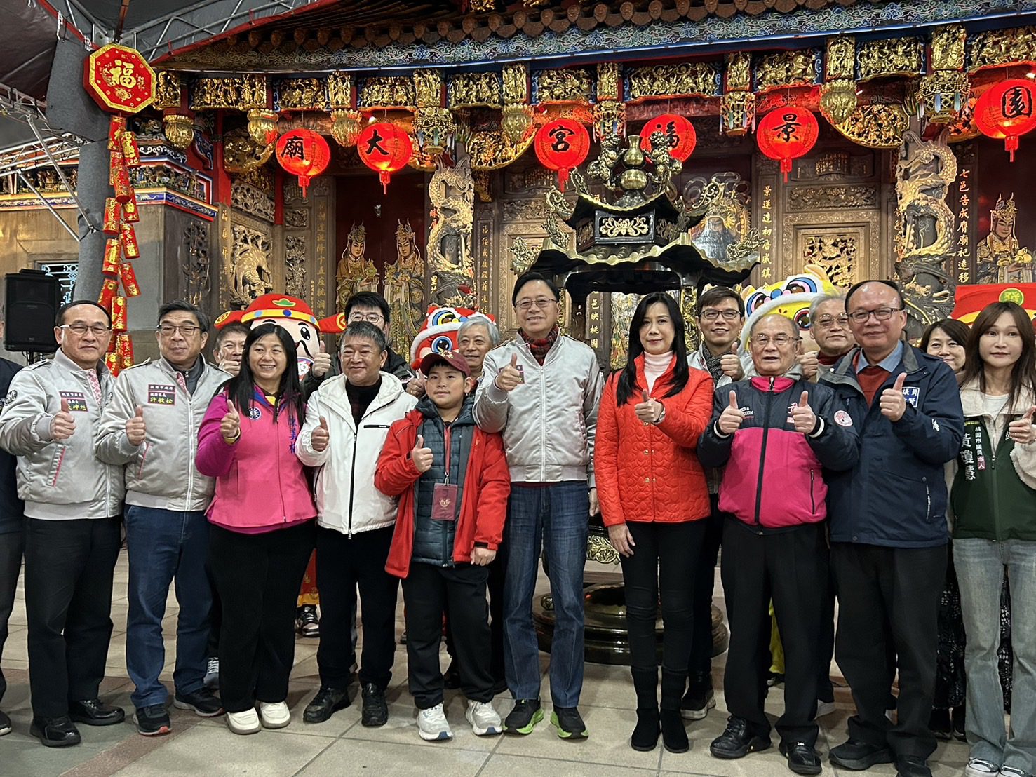 除夕夜張市長拜頭香 與市民朋友一同迎接新年 除夕夜張市長拜頭香 與市民朋友一同迎接新年