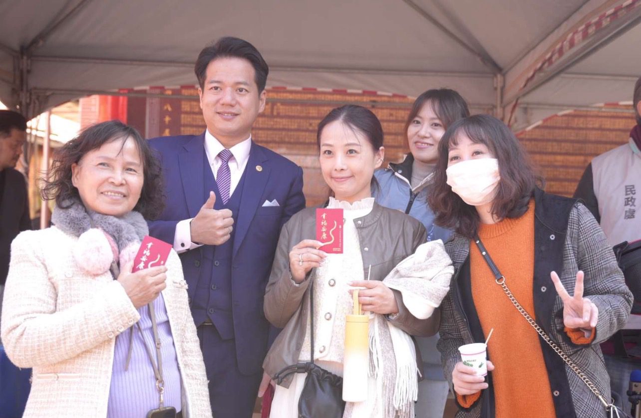 新春祈福迎好運 邱臣遠代理市長發送「幸福安康」小紅包 邀市民走訪竹市景點 新春祈福迎好運 邱臣遠代理市長發送「幸福安康」小紅包 邀市民走訪竹市景點