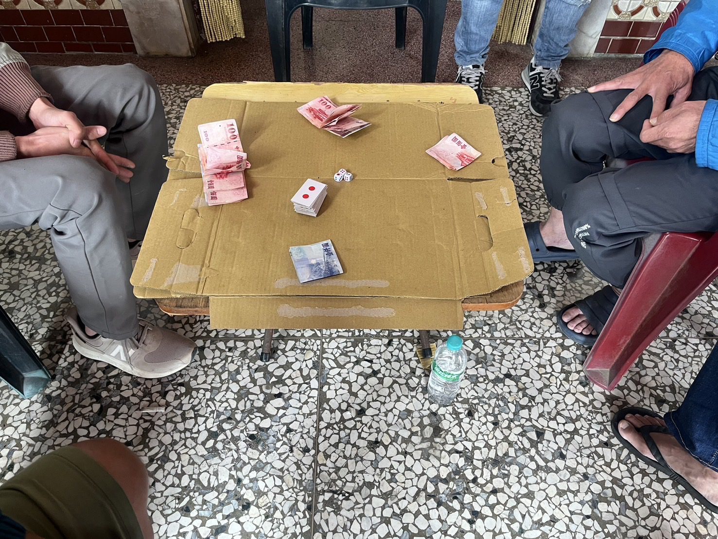 梓官宮廟前聚賭 岡山分局春節不打烊5人送辦 梓官宮廟前聚賭 岡山分局春節不打烊5人送辦