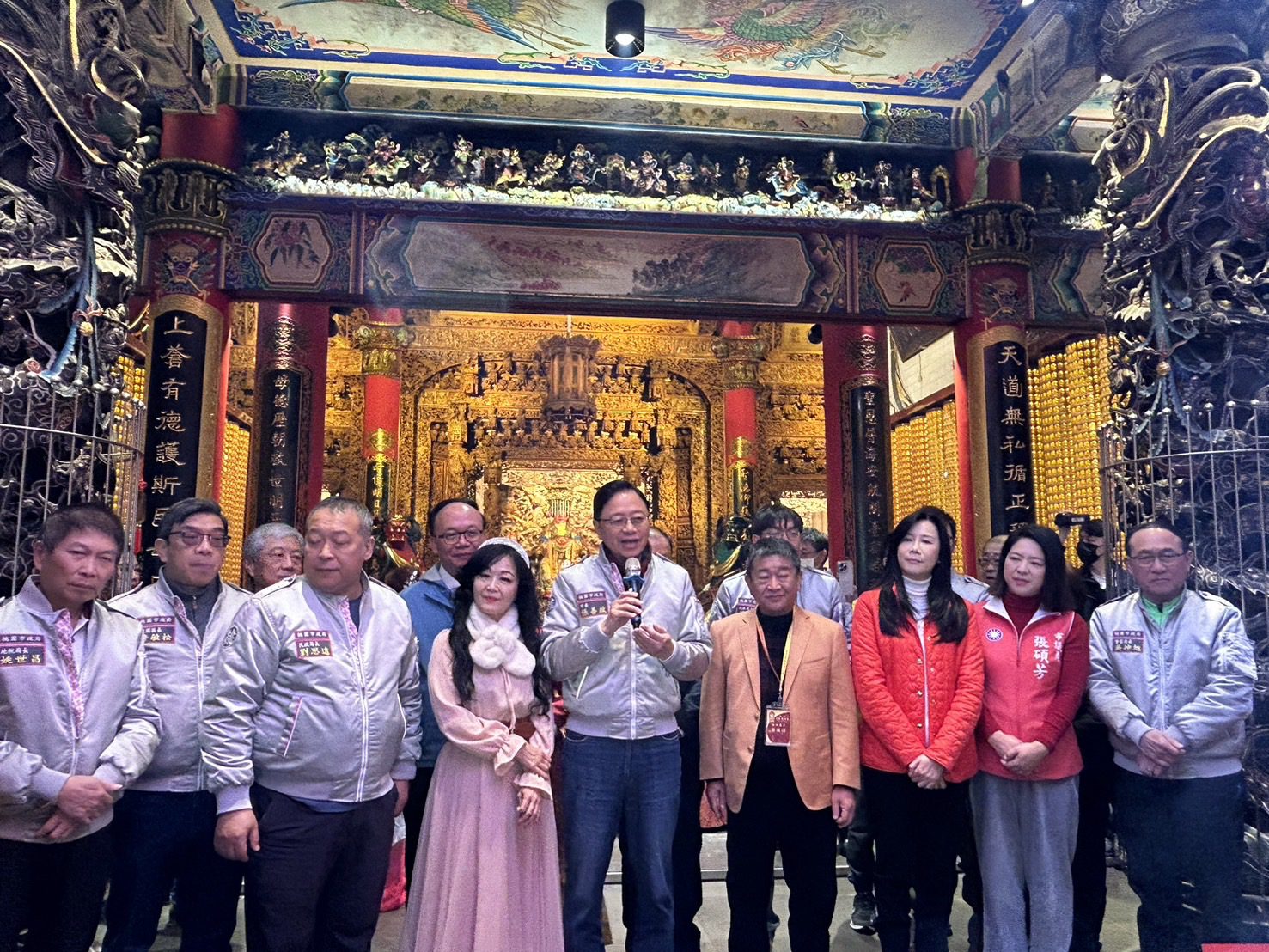 張善政市長初一參香祈福發放「金元寶」福袋 祈求市民平安健康