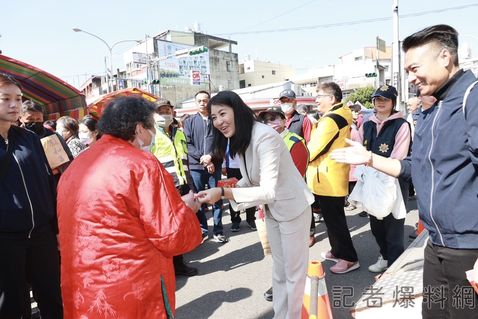 大年初一  許淑華連跑7宮廟發小紅包