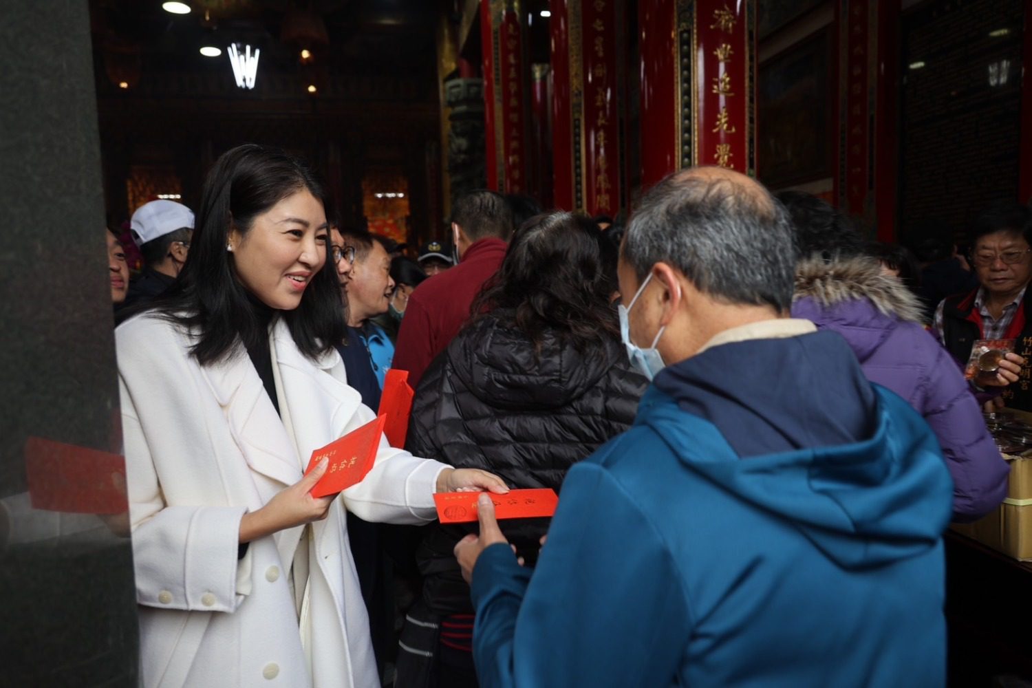 許淑華初一跑7宮廟發小紅包 民眾排長龍