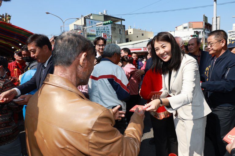 許淑華年初一跑7宮廟 祈福發小紅包 許淑華年初一跑7宮廟 祈福發小紅包