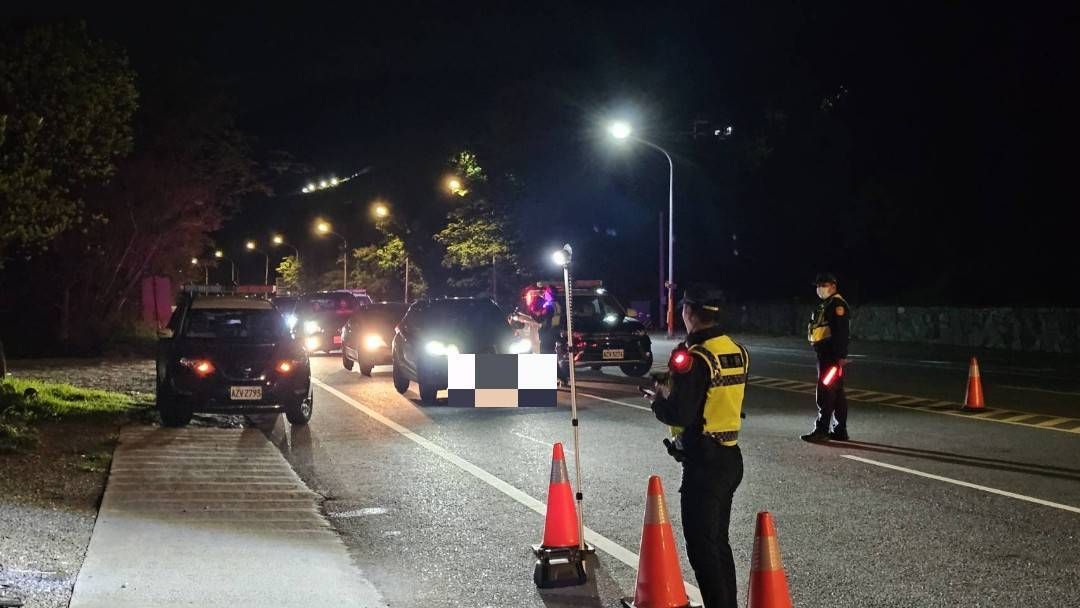 大武警分局執行威力掃蕩路檢勤務 查獲食用燒酒雞後駕駛車輛 大武警分局執行威力掃蕩路檢勤務 查獲食用燒酒雞後駕駛車輛