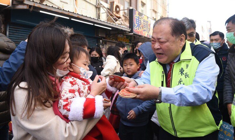 陳光復大年初一城隍廟春節一條街發福袋 陳光復大年初一城隍廟春節一條街發福袋