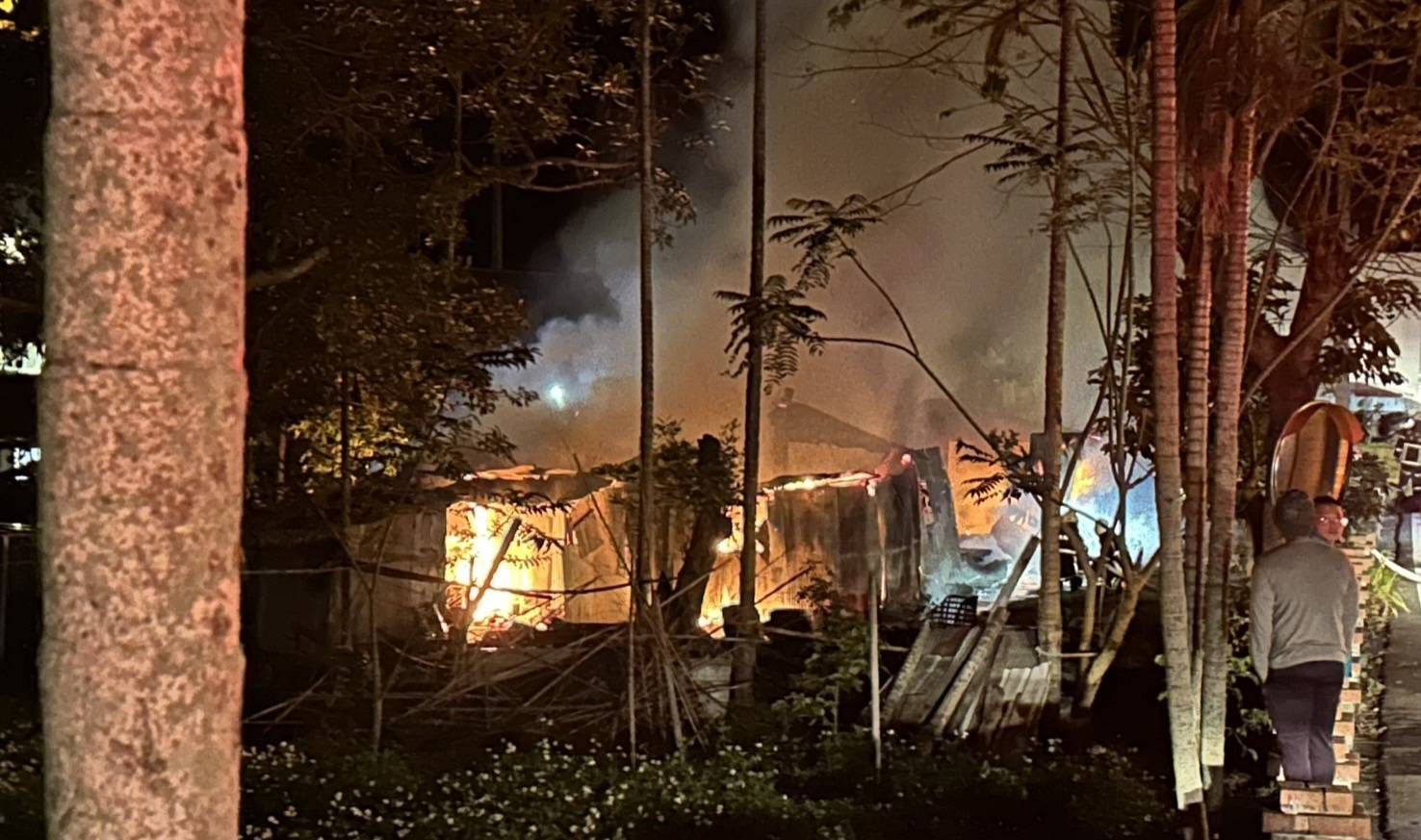 暗夜祝融2兄弟逃生不及遭吞噬 關警與消防深入調查起火原因 暗夜祝融2兄弟逃生不及遭吞噬 關警與消防深入調查起火原因