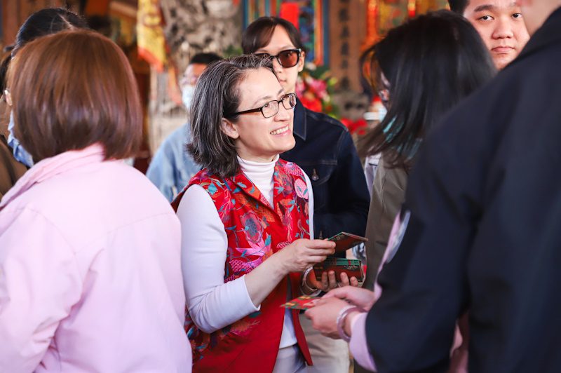 初二蕭美琴副總統赴嘉義寺廟參拜祈福，民眾搶拿新春福袋