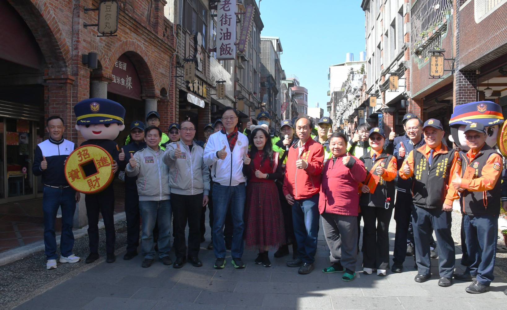 張善政初二大溪參香發福袋 感謝員警春節期間辛勞付出 張善政初二大溪參香發福袋 感謝員警春節期間辛勞付出