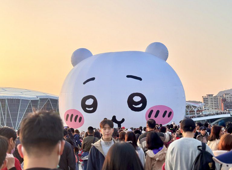 「2025高雄冬日遊樂園」春節首日湧入近50萬人參觀　全台唯一！「吉伊卡哇」主題輕軌、渡輪、公車可愛上路！