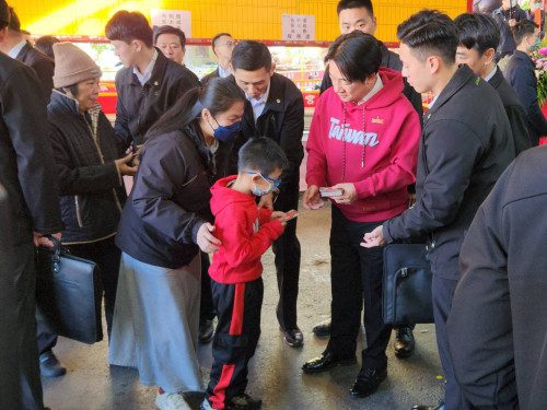 賴總統新春屏東拜年發福袋 不忘提醒鄉親提防詐騙 賴總統新春屏東拜年發福袋 不忘提醒鄉親提防詐騙