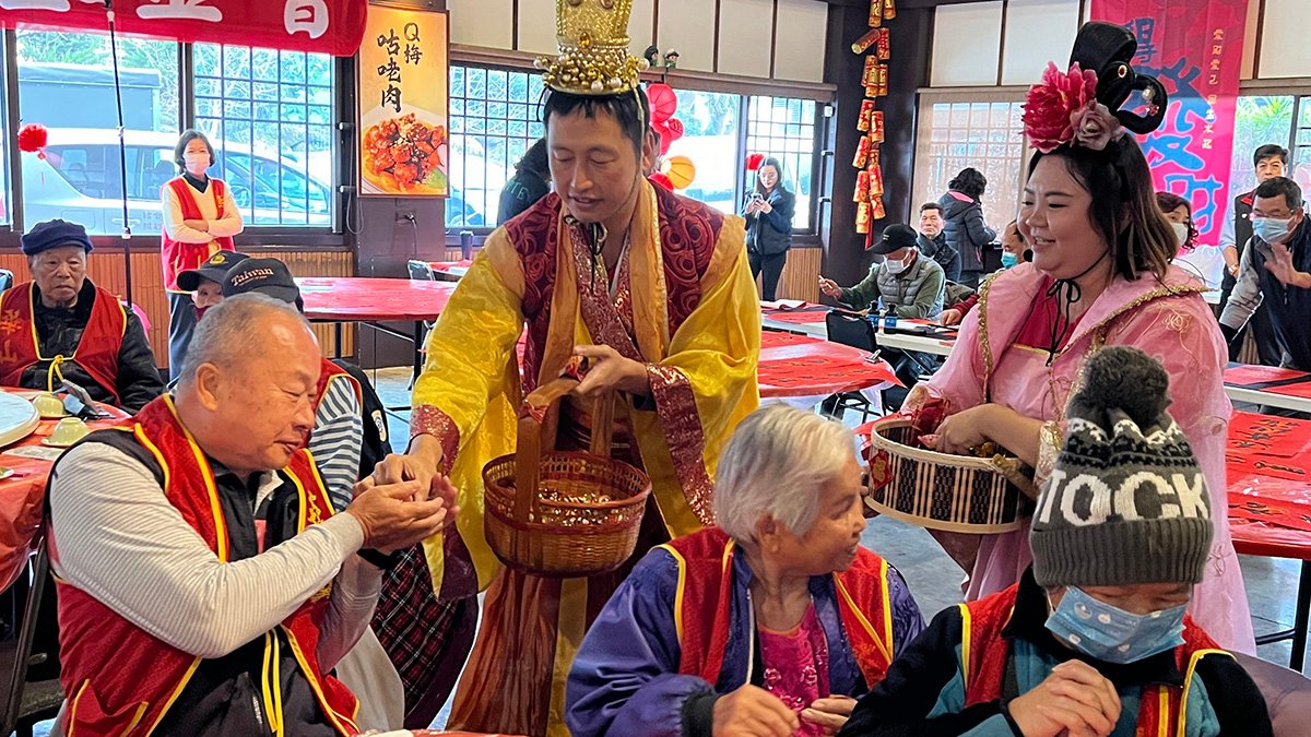 現場特別邀請三位長輩盛裝打扮，化身為象徵吉祥的「福、祿、壽」三星，為參與活動的來賓祈福。