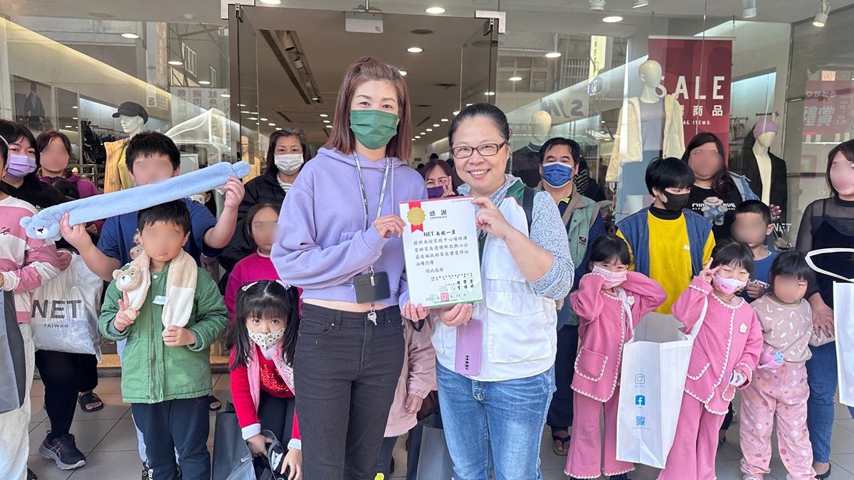 NET持續16年愛心捐助 南投家扶童暖心迎新年 3 現場約有五、六十位兒少與家長參與,在溫馨愉快的氛圍中,挑選過年新衣,迎接新年的到來。
